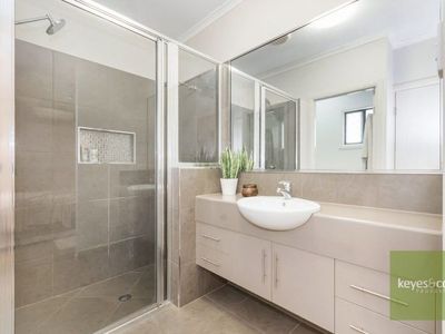 32 Batiki Circuit, Burdell