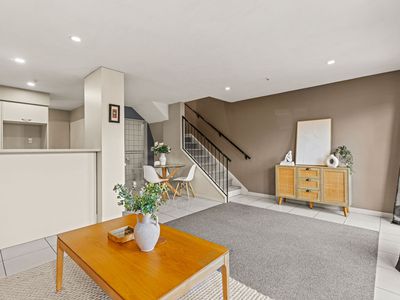 2 / 384 Madras Street, City Centre