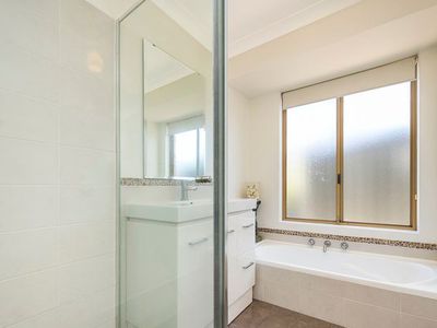 2 Tipuana Pl, Edgewater