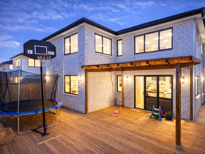 6 McQuoids Road, Flat Bush