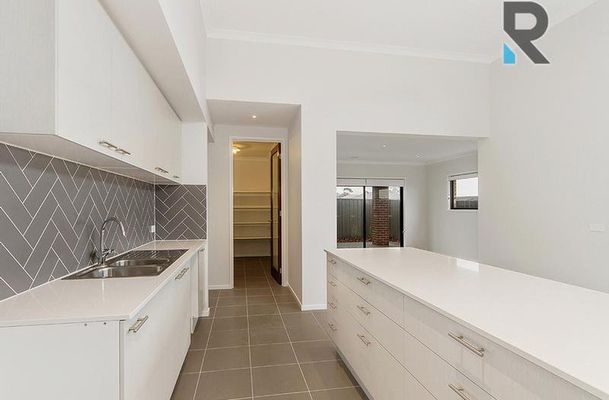 28 Emblem Way, Craigieburn