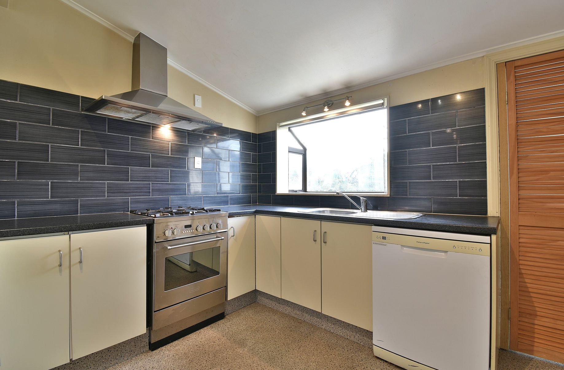 12 Coughtrey Street, Saint Clair