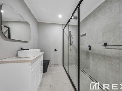 5 / 16 Heywood Crescent, Cranbourne North