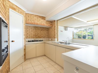 594 Safety Bay Rd, Waikiki