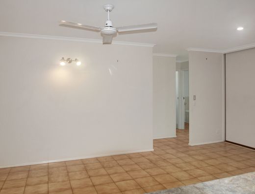 Great Family Home + Location image 6