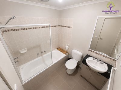 33 / 39 Astley Crescent, Point Cook