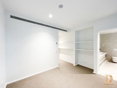 unit 201 / 20 Queens Road, Melbourne