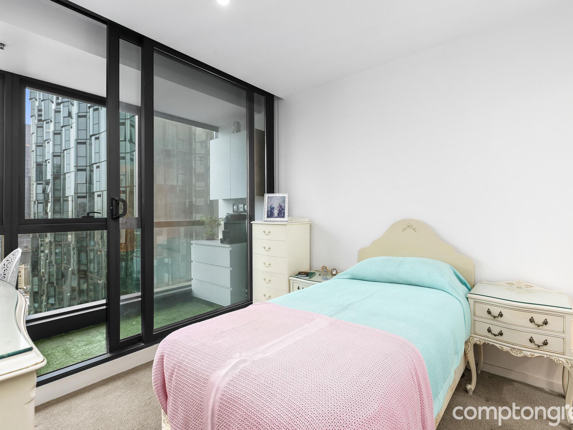 2501 / 8 Sutherland Street, Melbourne