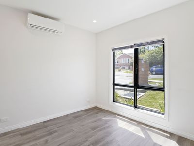 2 / 1 Moore Crescent, Reservoir
