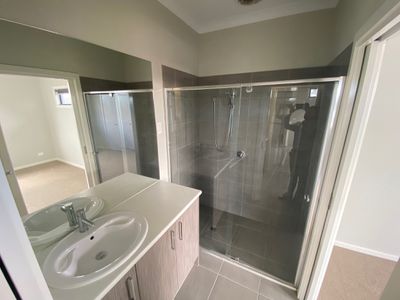 1 / 24 Tamarind Crescent, Werribee