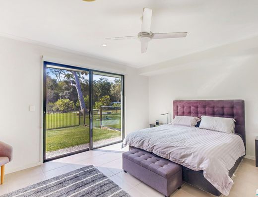 Small Acreage - Large Modern Home - Desirable Location image 9