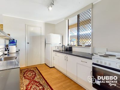 1 / 10 Sturt Circle, Dubbo