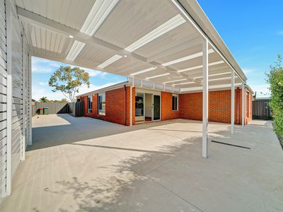 8 Manifera Close, Manor Lakes