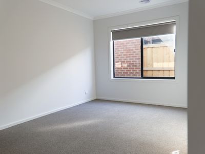 28 Muscatel Crescent, Manor Lakes