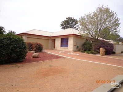 2 Barracks Close, Dubbo