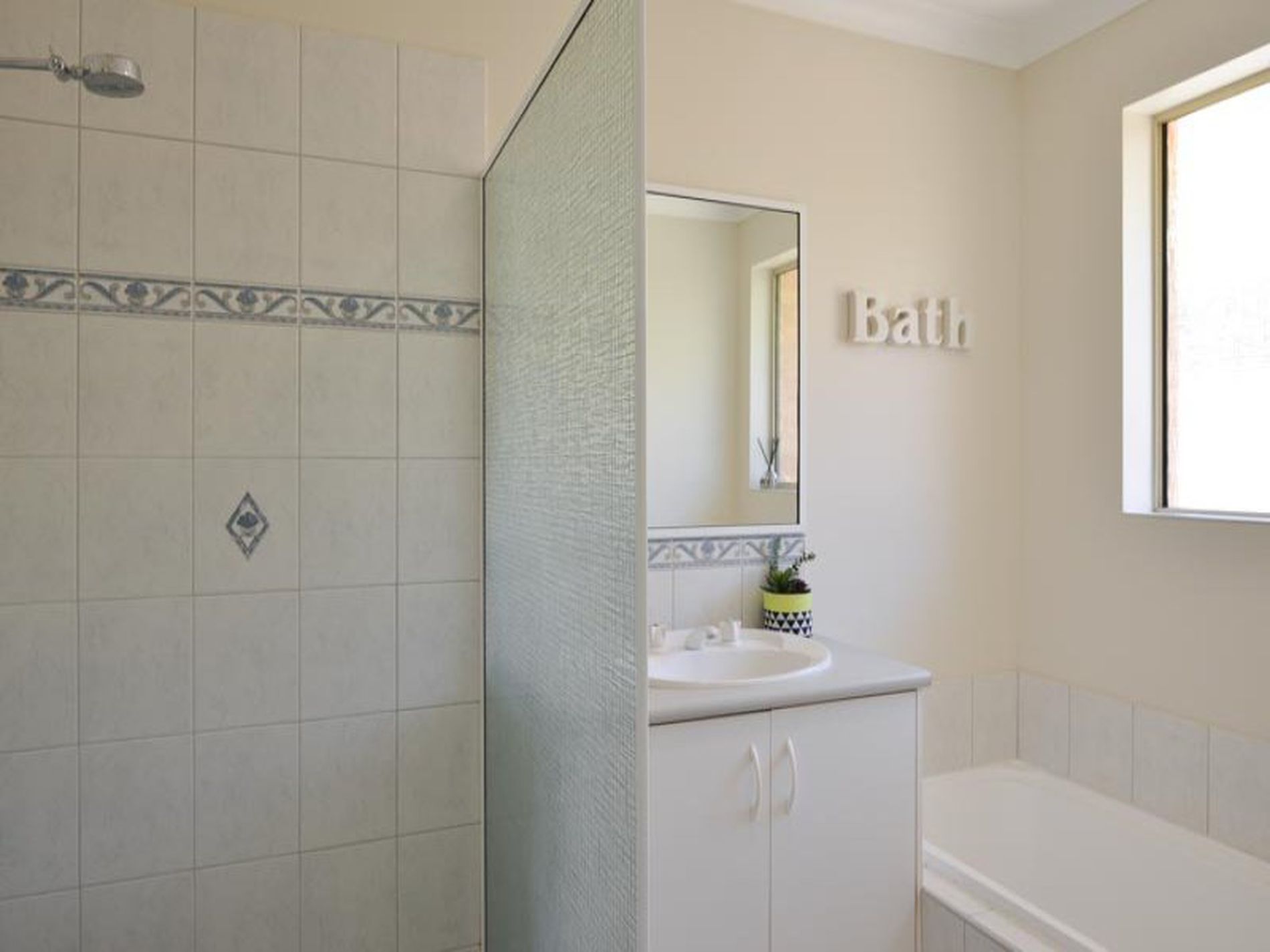 2B Fairlie Way, Broadwood