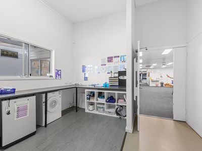 972 Logan Road, Holland Park West