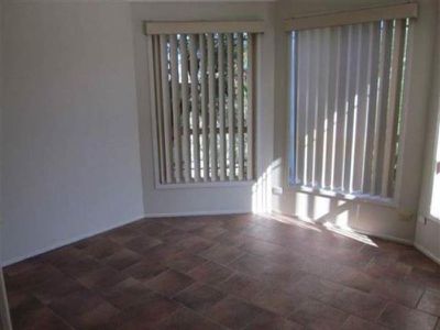 8 White Place, Figtree