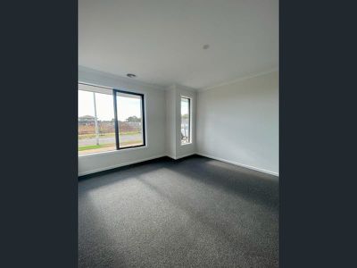 8 Breezy Circuit, Werribee