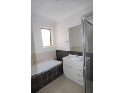 2 / 3 Enfield Close, Corio