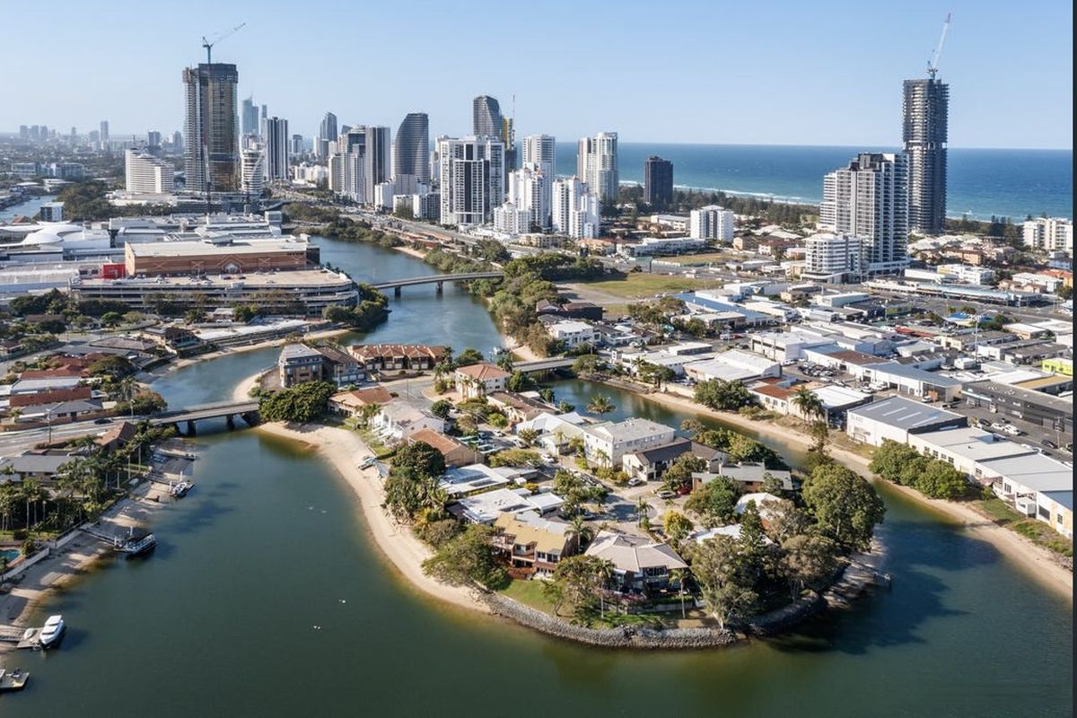 2 / 4 Orvieto Avenue, Mermaid Waters