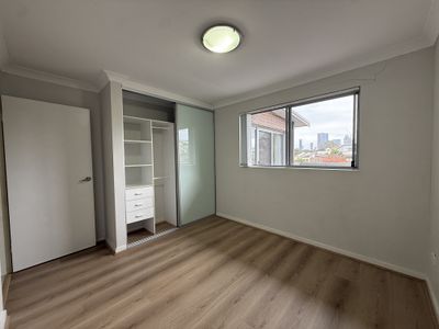 8 / 2 Dressler Court, Holroyd