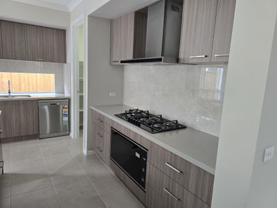 61 Sunlight Circuit, Lara