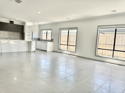 3 Farmingdale Street, Manor Lakes