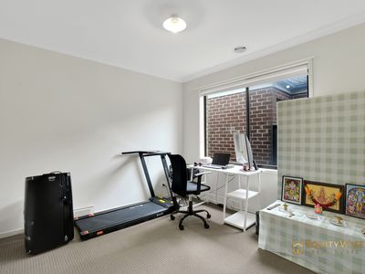 8 Gunyong Crescent, Manor Lakes