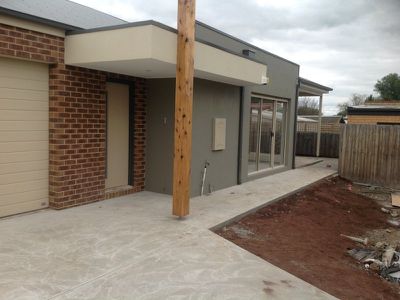 2 / 20 Station Lake Road, Lara