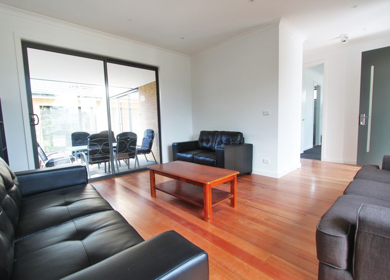 1 / 4 Harlington Street, Clayton