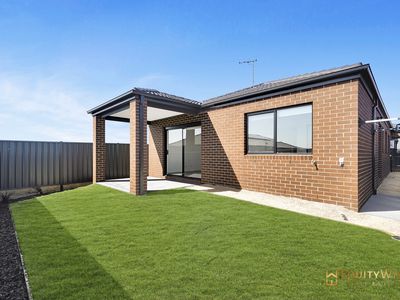8 Bombax Street, Manor Lakes