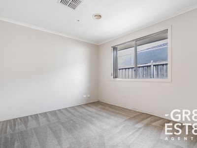 4 Dan Morgan Drive, Cranbourne East