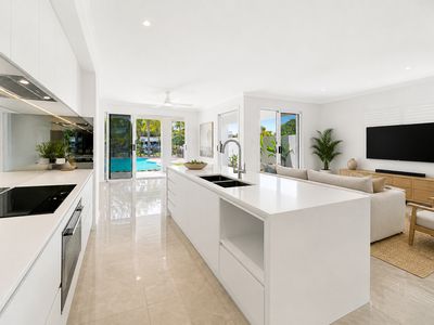 5 Park Ave, Broadbeach Waters