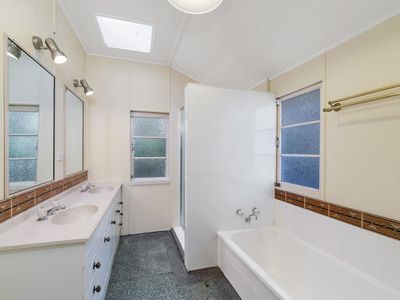 2 Warrawee Street, Toowong