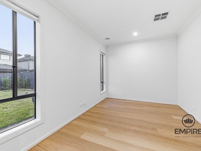 6 Heart Loop, Clyde North