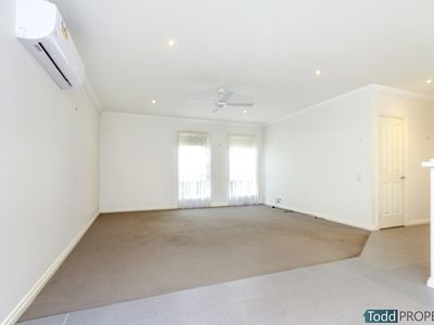 2 / 40 Playne, Heathcote