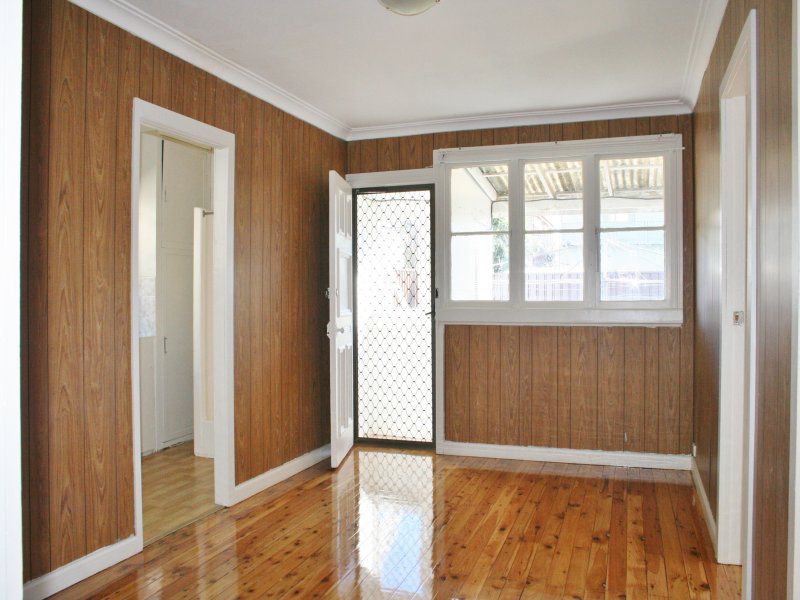 31 Moore, Campsie