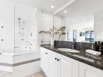 2/18 Marina Walk, Alexandra Headland