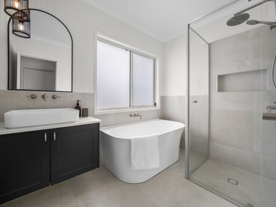 5 Lord Howe Circuit, Banya