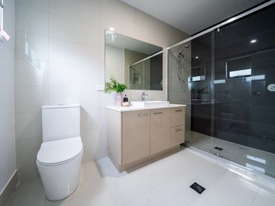 5 / 12 Luther James Close, Doolandella