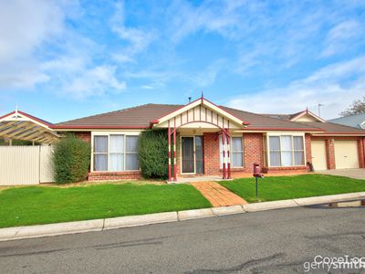 13 Hopkins Drive, Horsham