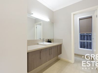 7 Crepe Avenue, Cranbourne West
