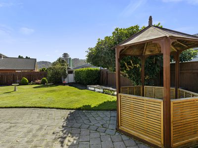 28 De Menech Grove, Avalon