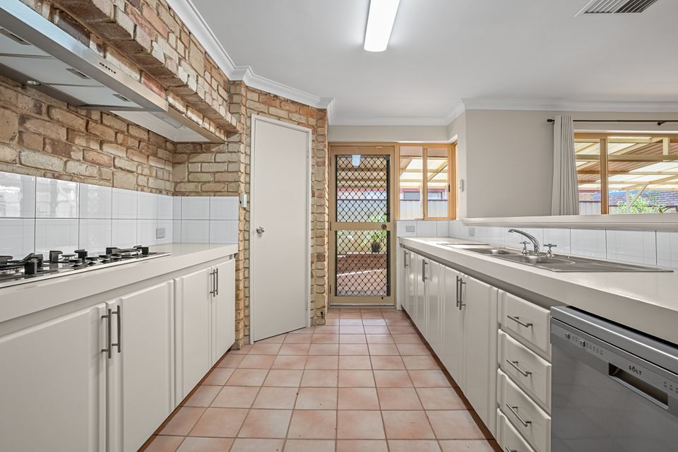 16 Frigate Close, Waikiki
