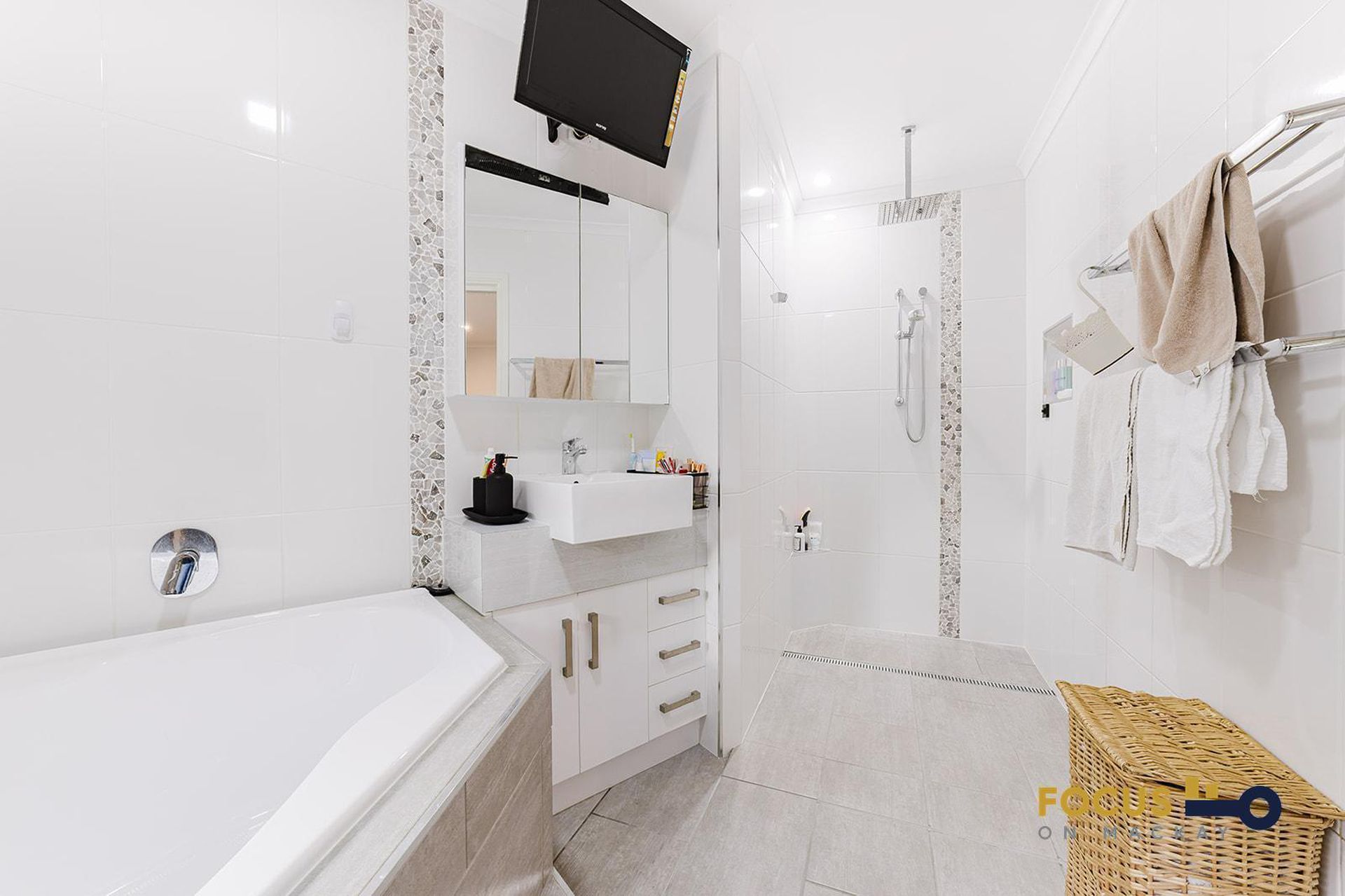 220 Miran Khan Dve, Armstrong Beach