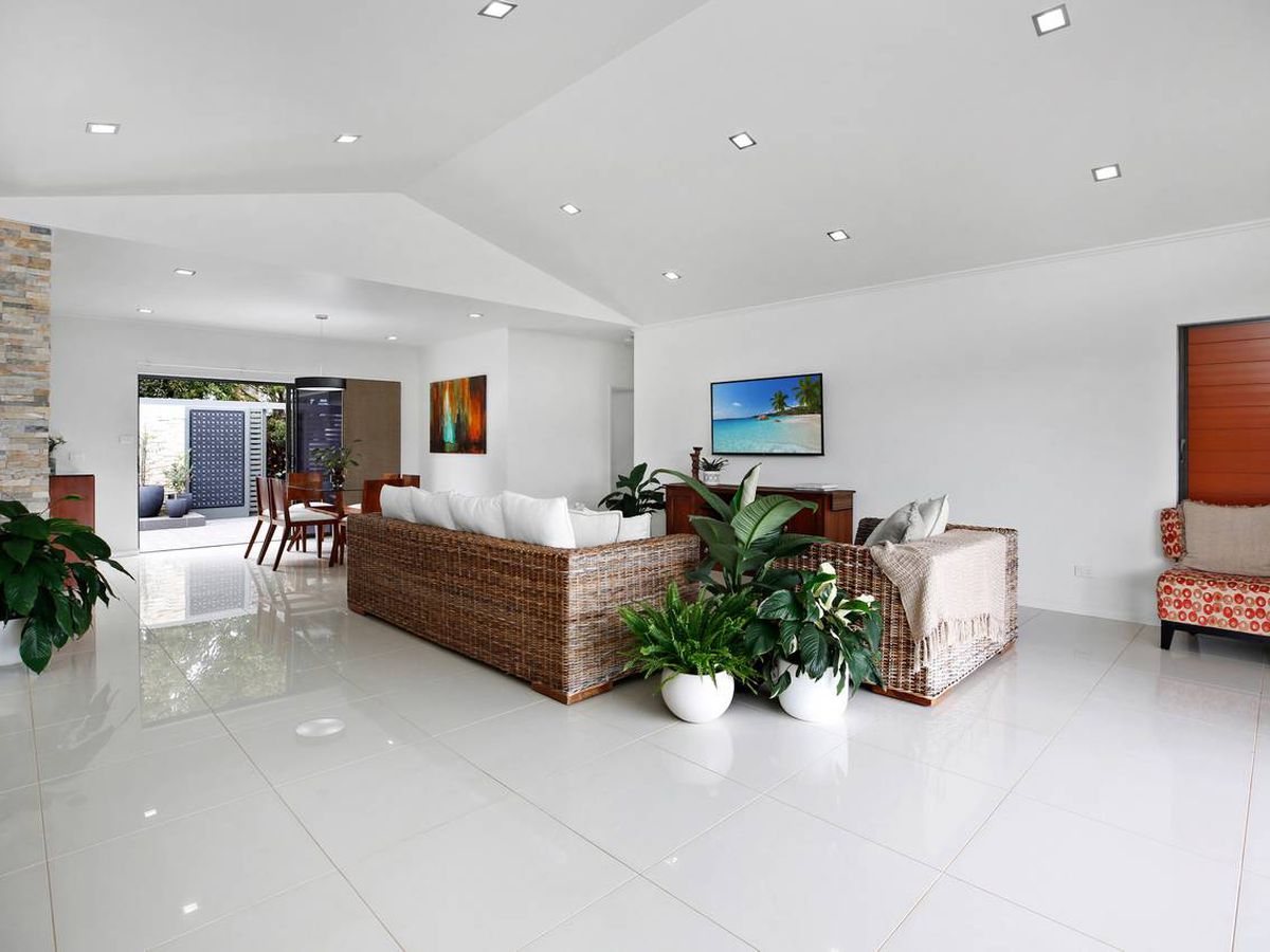 16 MITCHELL DRIVE, Atherton