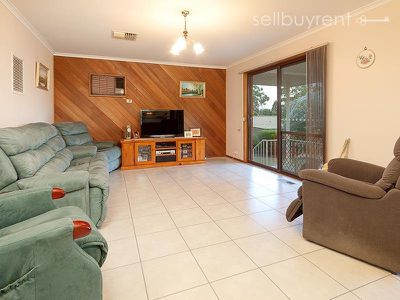 11 BEARD CRESCENT, Wodonga