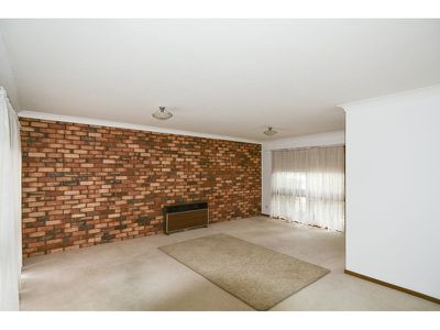 4 Oak Court, Horsham