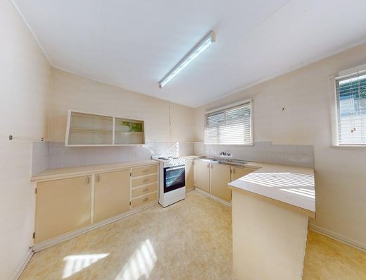 Walk to Tewantin Township - Six month lease image 3